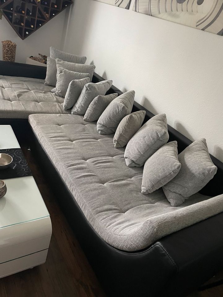 Sofa mit 12 Kissen in Nienburg (Weser)