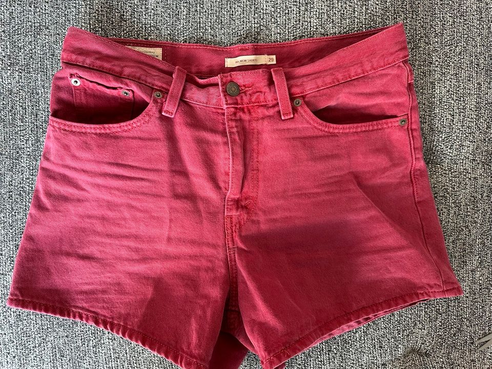 Levi‘s 80ies Mom’s Shorts 29“ in rot in Dresden