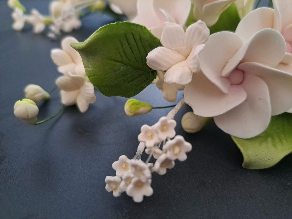 Geburtstag Hochzeit Torten-Deko Zucker-Blumen weiß rosa Blüten in Kreuzau