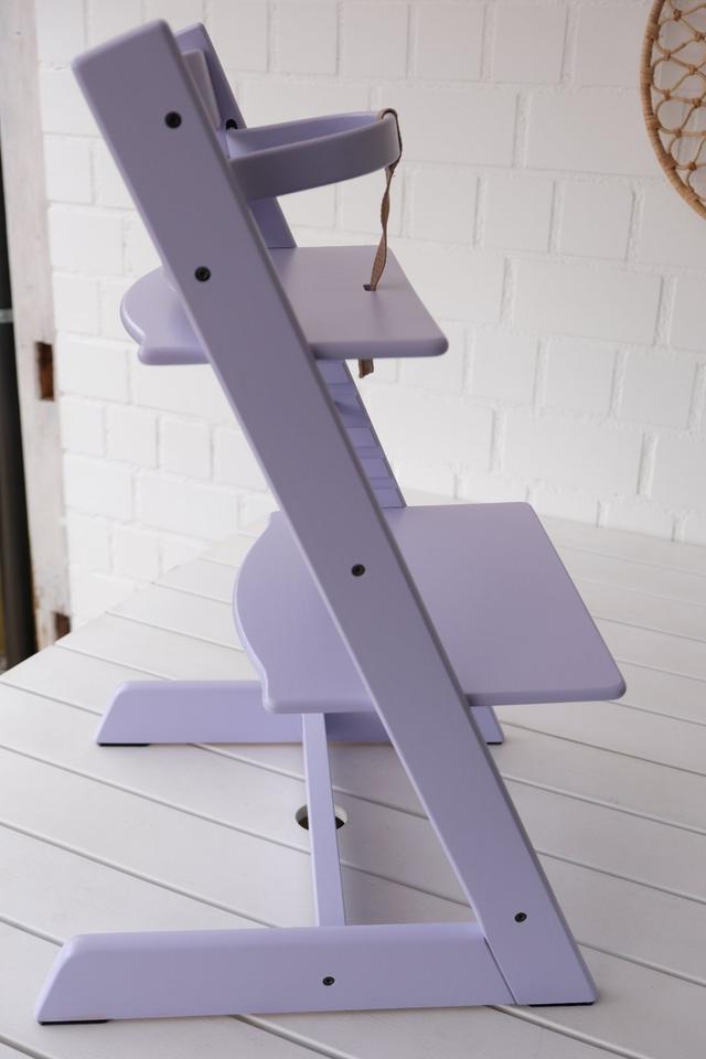 Stokke Tripp Trapp Hochstuhl – mit Babybügel – neu gestrichen in Fürstenfeldbruck