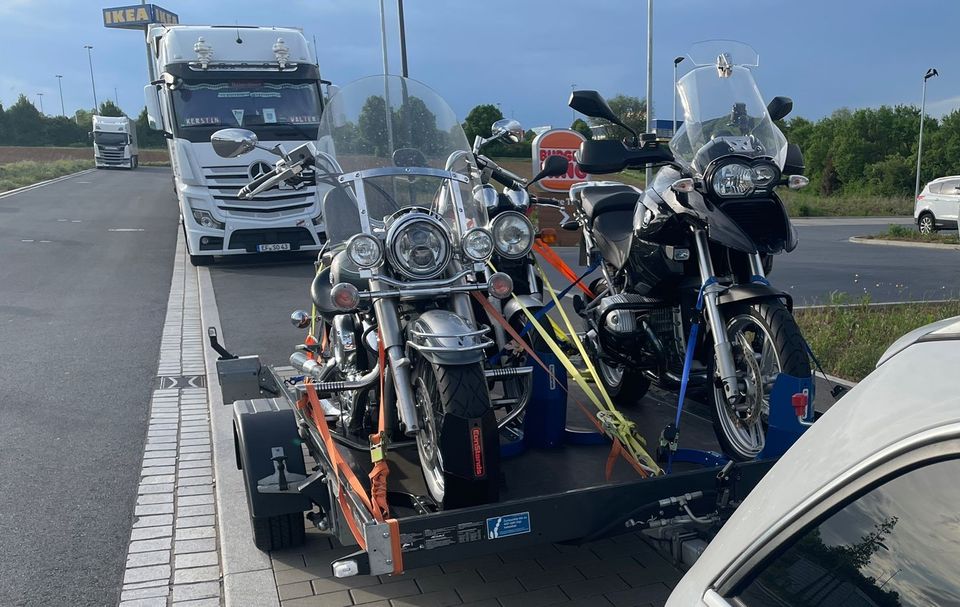 Hydraulisch absenkbarer Motorradanhänger für max. 3 Motorräder in Hamburg