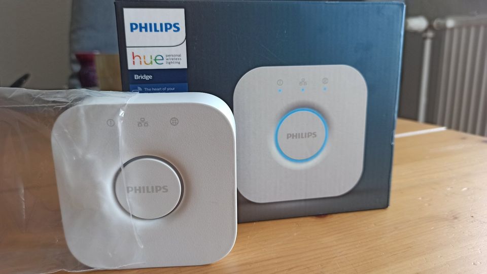 Philips Hue Bridge + 2x Philips white/Color E27 Led Home-SMART in Neubrandenburg