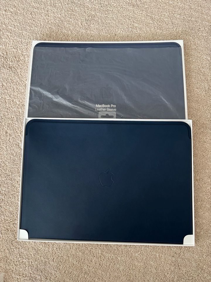 MRQU2ZM/A MacBook Pro (15-inch) Leather Sleeve Midnight Blue in Weil am Rhein