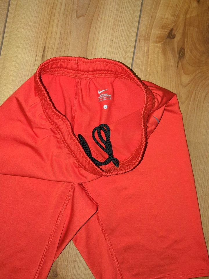Radler - kurze rote Hose von Nike L in Groß Nordende