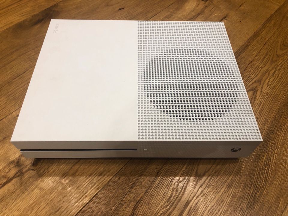 Xbox One S 1 TB + Spiel + Controller in Gerolsbach