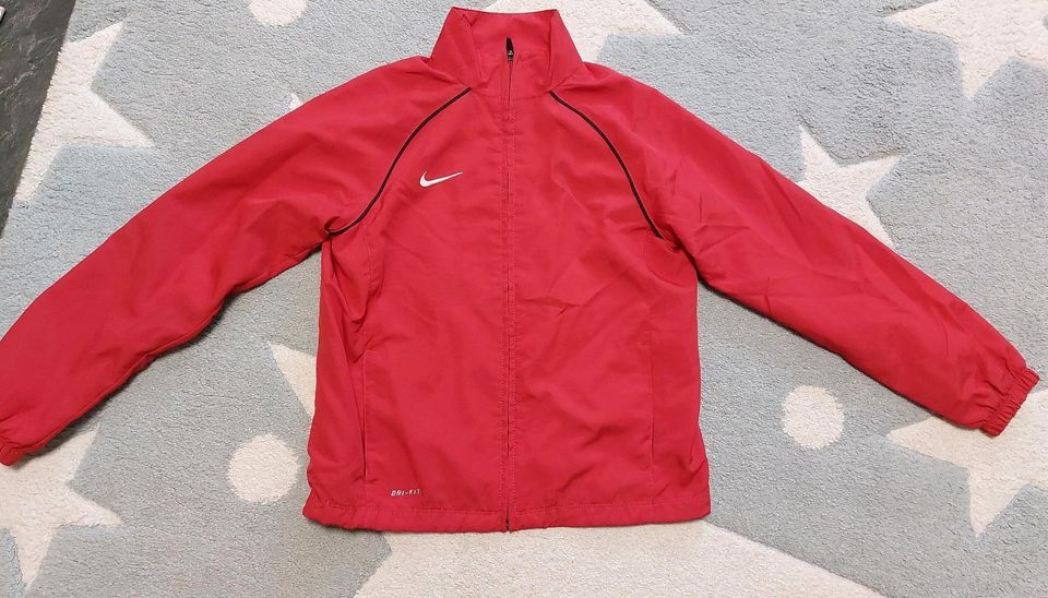 Nike Trainingsjacke 128 -140 cm in Langenhagen