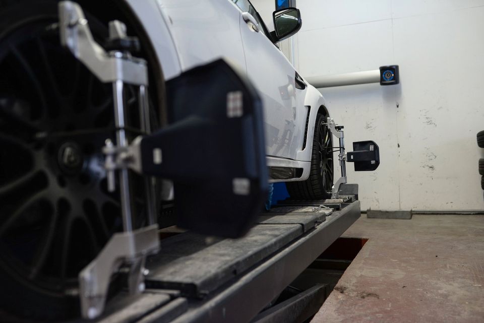 Achsvermessung Fahrwerk Reifenwechsel Werkstatt Lackierung in Ludwigsfelde