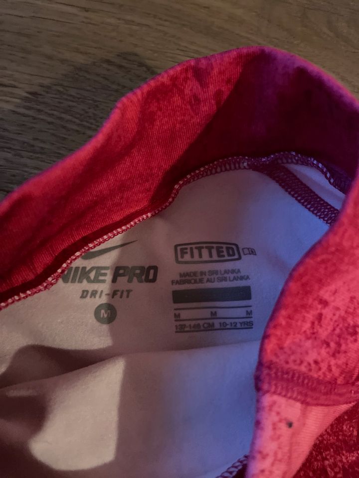 Nike Lamgarmshirt mit Daumenloch gr 134/146 Mädchen pink in Hannover