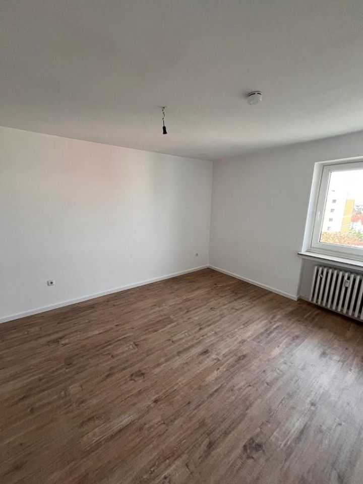 ***Wunderschöne - renovierte - Wohnung in ruhigem Haus*** 3 ZKB + Balkon + Fahrstuhl** in Helmstedt