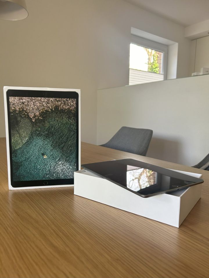 iPad Pro 10.5 WIFI 64GB mit Zubehör in Bergisch Gladbach