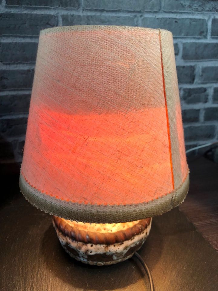 Kleine Nachttischlampe mit Stoffschirm und Keramikfuss in Lübeck