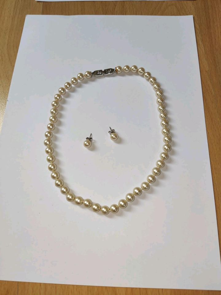 Pierre Lang Perlenkette mit passenden Ohrsteckern in Teltow