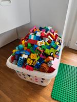 Lego Duplo gemischt mit Tieren Fahrzeugen hello kitty etc. München - Bogenhausen Vorschau