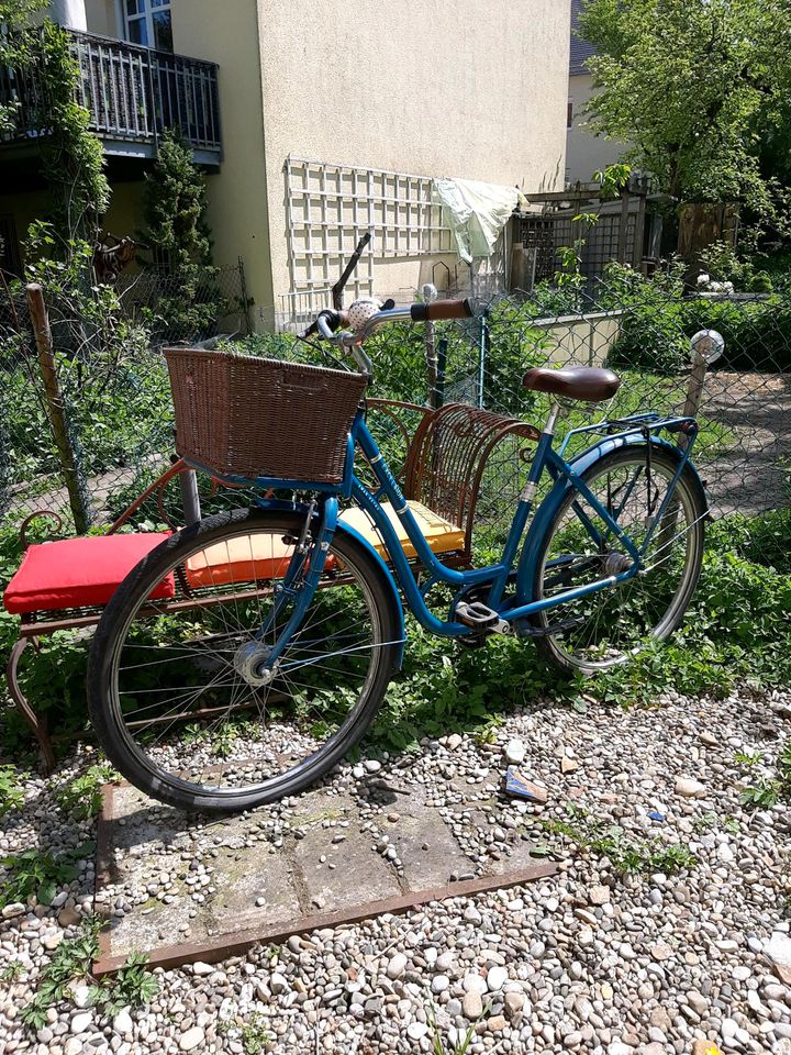 Damenrad mit Korb und schöner Klingel in Augsburg