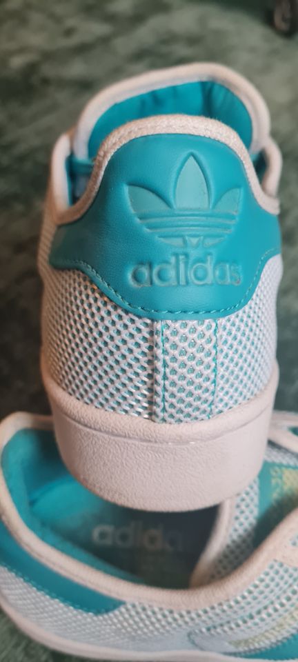 Adidas Superstars Adicolor – Mesh - weiß/türkus – Größe US7/EU40 in Leipzig