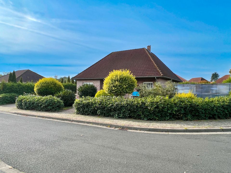 Ebenerdiges Wohnen in Esterwegen: Vermieteter Bungalow mit Garage, 3 SZ und Ausbaupotenzial in Esterwegen