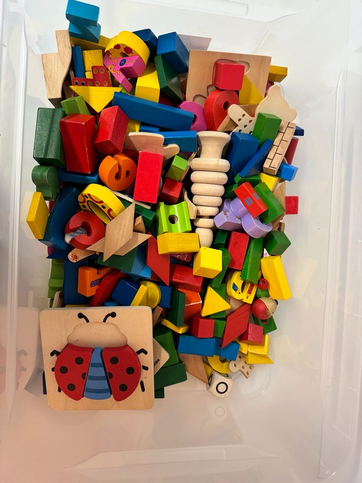 Kiste mit Bauklötzen bunt kindHolzspielzeug Lego bauen Montessori in Krefeld