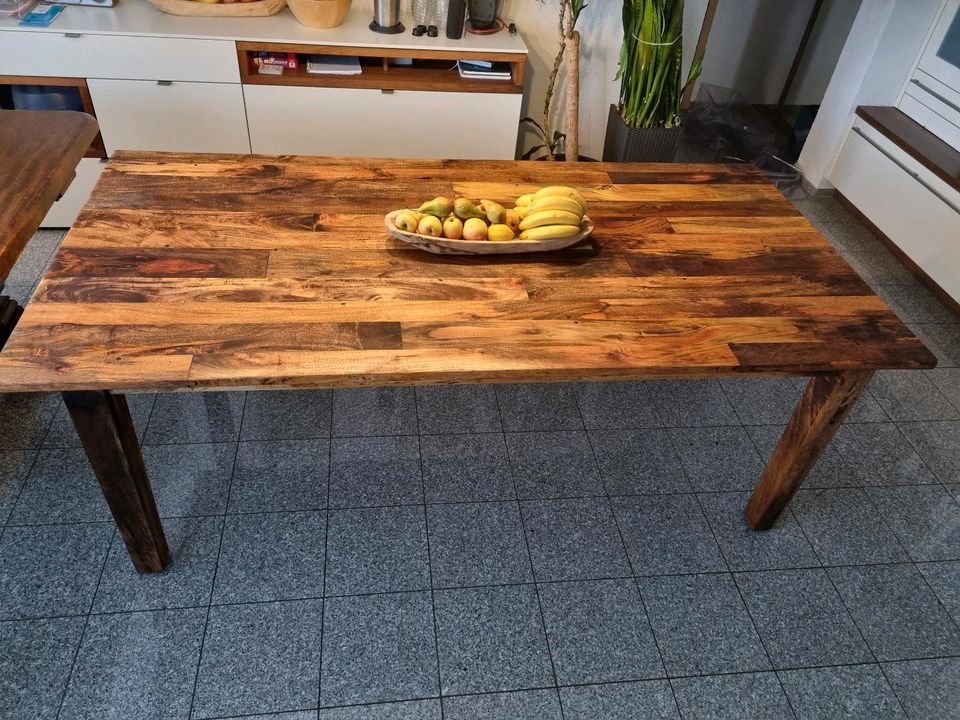 Ausdruckstarker Esstisch Massivholz Mango  2.2x1.1m in Wutöschingen