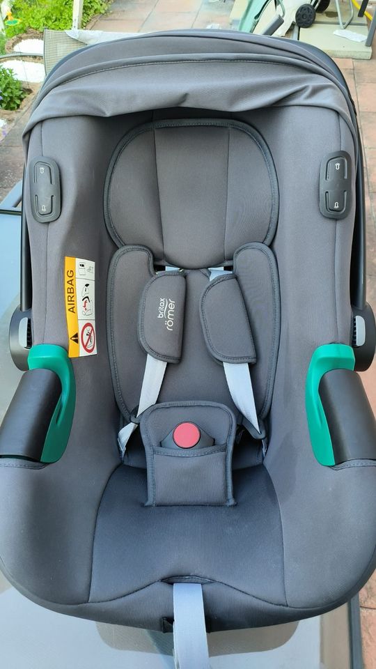 Britax Römer iSense Babyschale + Folgesitz + Basisstation in Framersheim