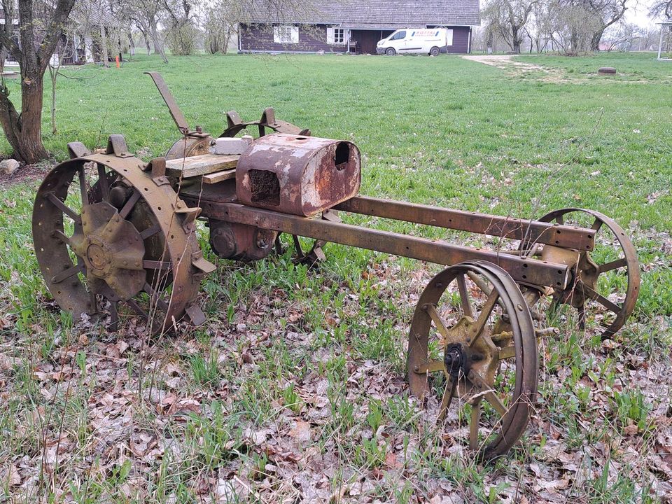 Antik traktor Universal in Lebach