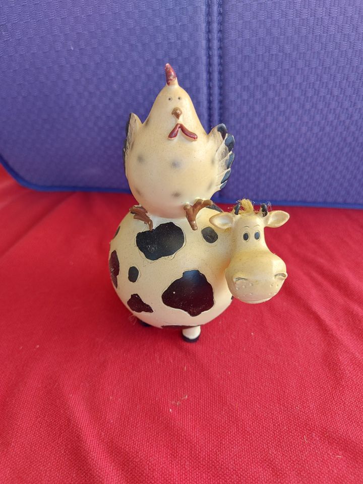 Keramik Kuh mit Huhn Figur Huckepack Dekoration in Klein Rogahn