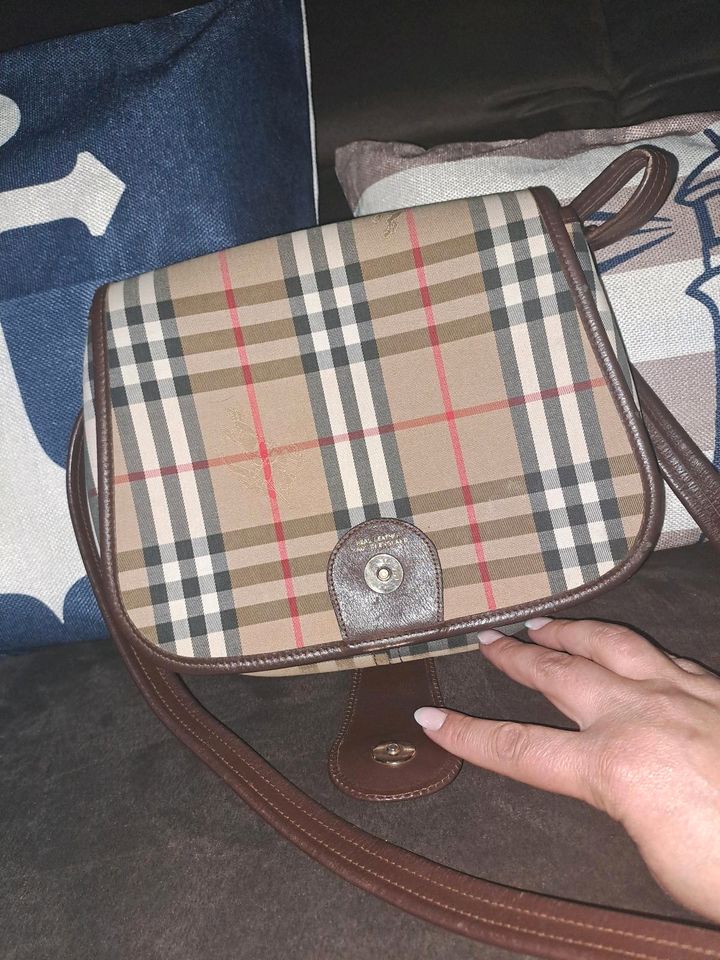 Handtasche und Portemonnaie der Marke Burberry in Salzwedel