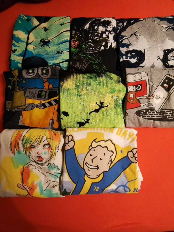 Diverse Qwertee T-Shirts in Bochum