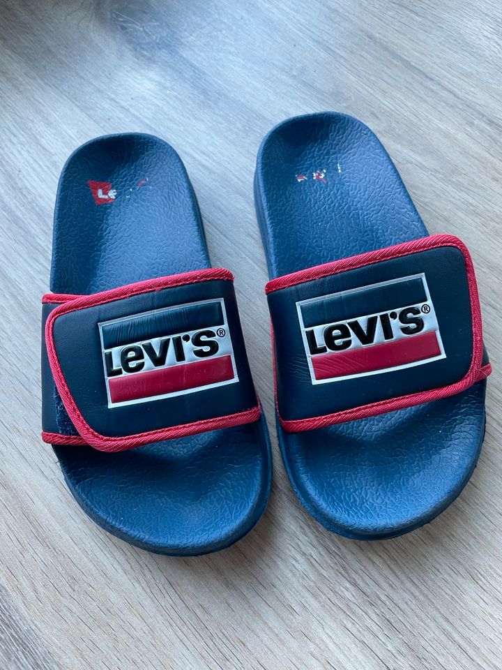 Badelatschen Levi’s Gr. 32 in Berlin