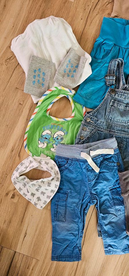 38 Teile! Großes Jungen Kleiderpaket Gr. 74 T-Shirt, Body, Hosen in Ruhland