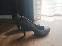 Neuwertige bequeme Schwarze Pumps Absatzschuhe Highheels Größe 38 Hessen - Lollar Vorschau