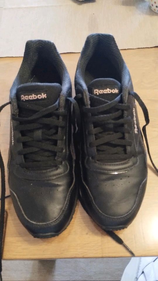 Reebok Schuhe in Friedeburg