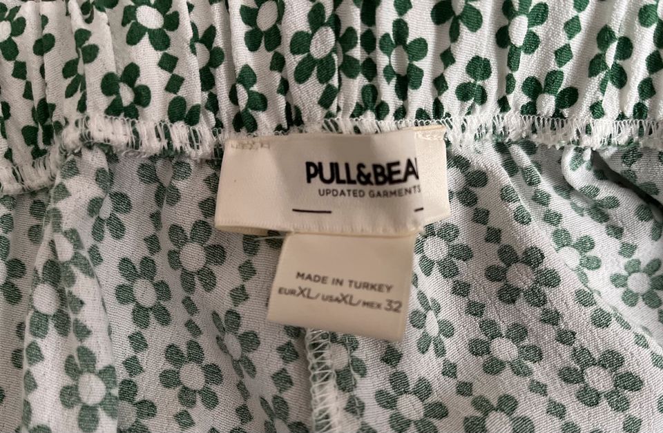 PULL & Bear Sommerhose mit Schlag *Gr.XL* Weiß mit *Grünen Blüten in Walsrode