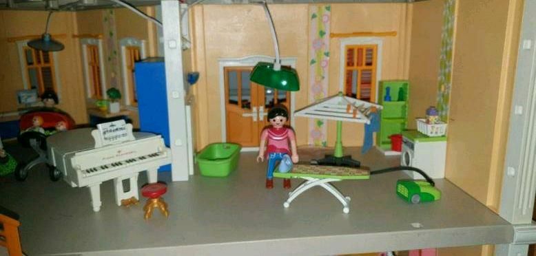 Playmobil mein großes Puppenhaus 5302 mit viel Zubehör in Lüneburg