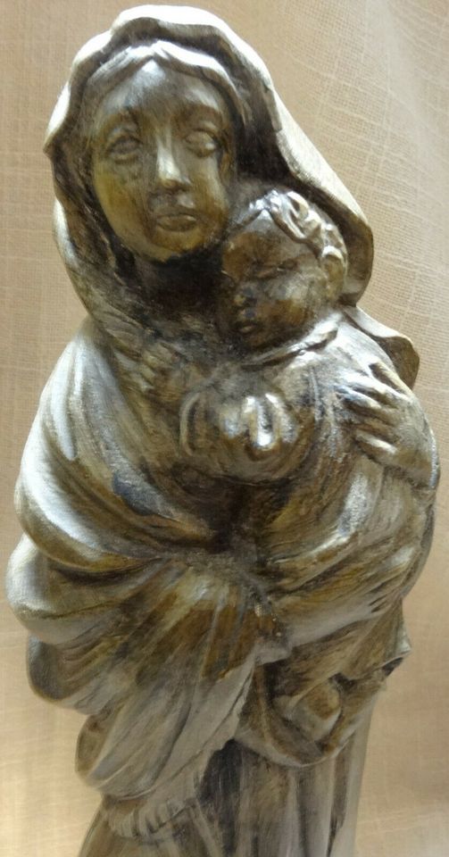 DP Madonna mit Kind Marienfigur stehen auf Sockel Gipsfigur holzo in Urbar