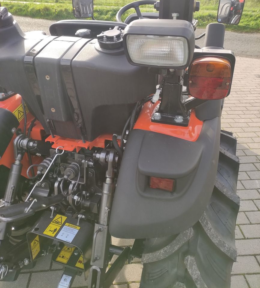 Allradtraktor 25PS 28km/h Frontlader & Schaufel Neu Neu Neu in Berne