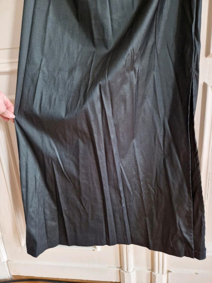 Mexx Festkleid schulterfreies Kleid schwarz glänzend Gr. 42 in Berlin