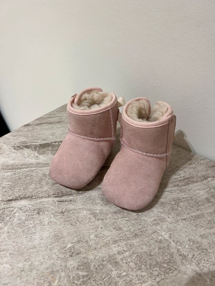 Ugg Baby Jesse Bow Boots Neuwertig Rosa Gr. 18 in Hamburg