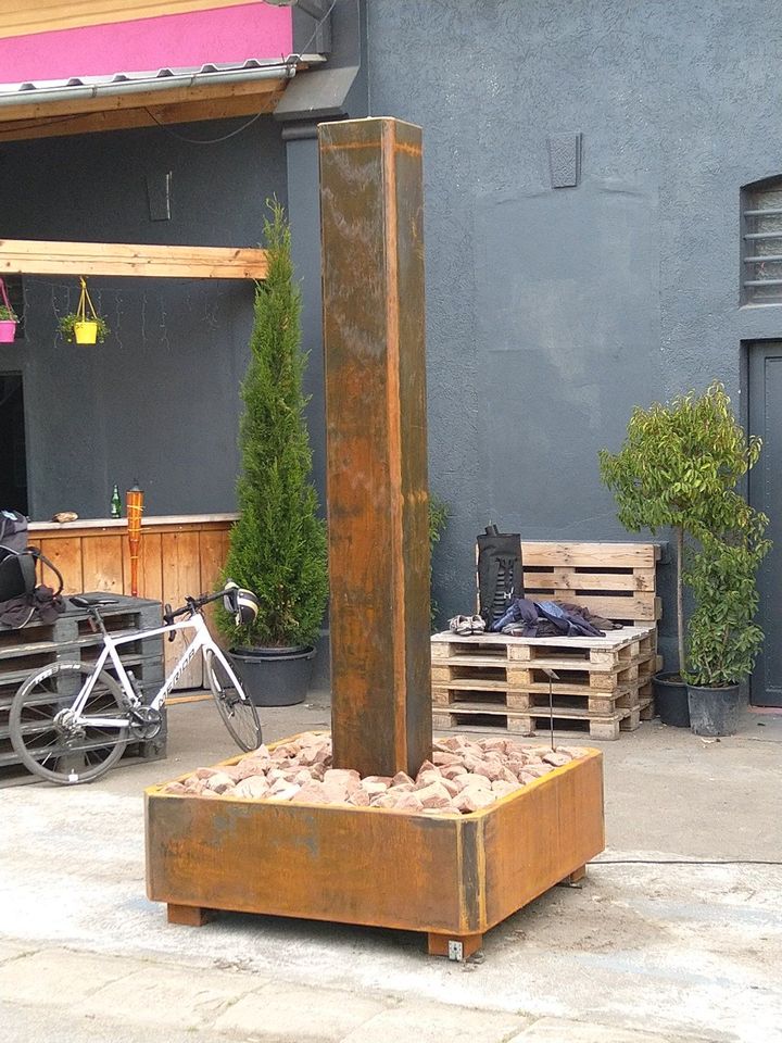 Corten Stahl Säule Brunnen Wasserspiel Garten Messe Gala Deko in Neustadt an der Weinstraße