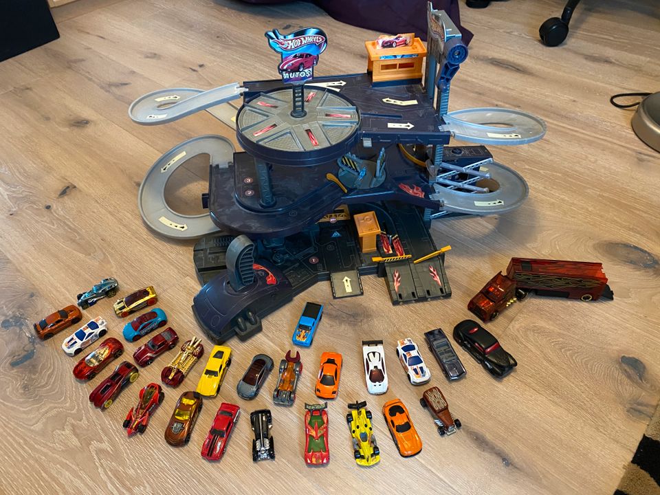 Hotwheels 27 Autos und 1 LKW - Garage als Zugabe in München