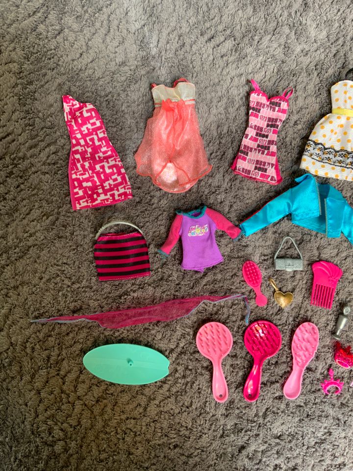 Barbie Accessoire Set Kleider, Taschen etc. in Dormagen