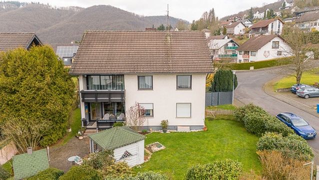 Mehrfamilienhaus - 3 Wohnungen - 3 Garagen - Garten - gute Lage von Roßbach-Wied! in Roßbach (Wied)