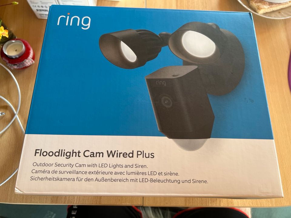 Ring Floodlight Cam Wired Plus schwarz und weiß in Hamburg