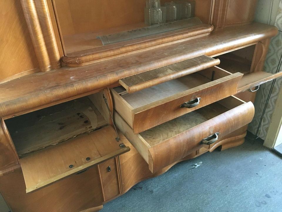 Holzbuffet mit Vitrine, Schubladen dunkles Holz alt Antiquität in Hausen Oberfr.