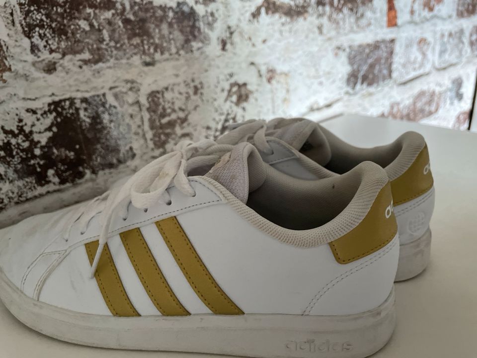 Adidas gr 39 1/3 in Niestetal