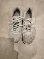 Nike Sportschuhe Laufschuhe Turnschuhe Gr. 37.5 hellgrau pink Nordrhein-Westfalen - Geseke Vorschau
