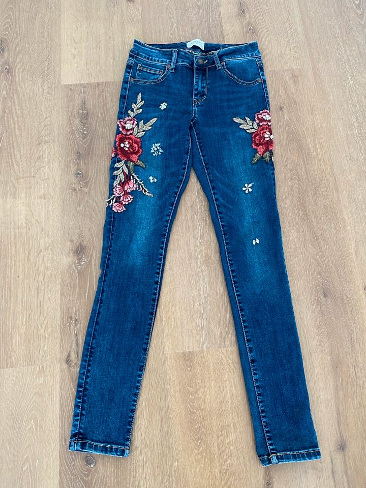 Cartoon Jeans mit Blumenmuster in Melle