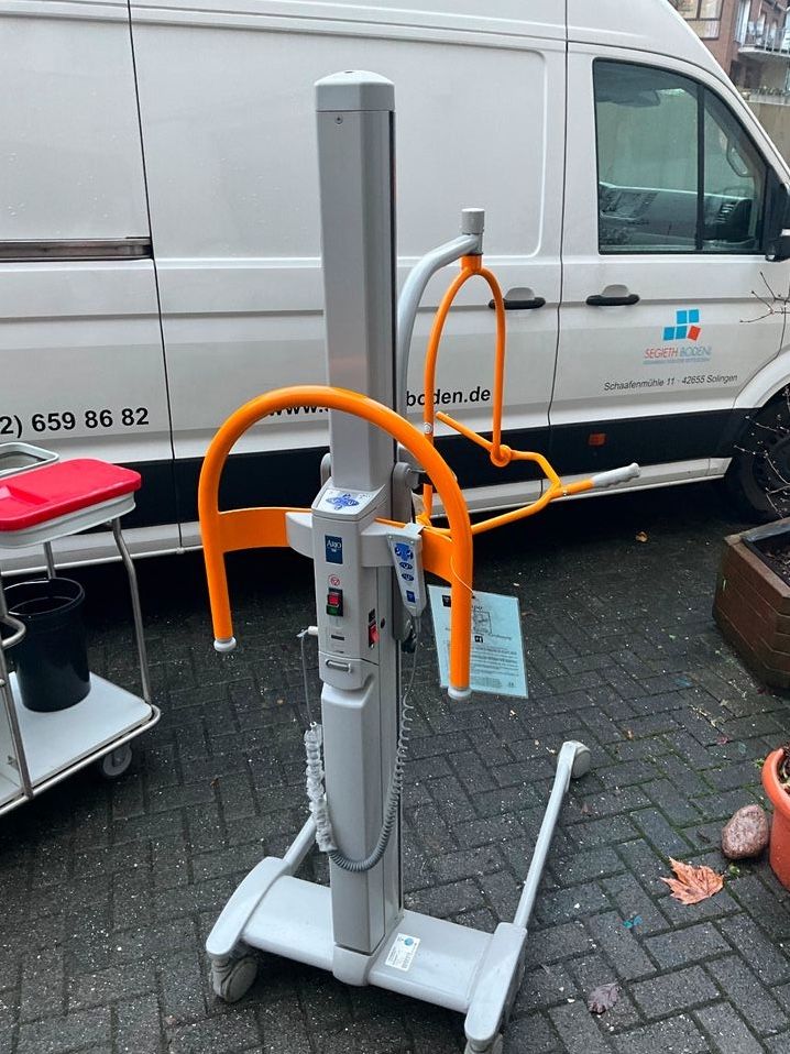 Arjo Badewannenlift Patientenlift Descomat Rollator Badewanne in Wuppertal