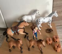 5 Schleich Pferde + Frau mit Rucksack, Halfter…Set Zella - Anrode Vorschau