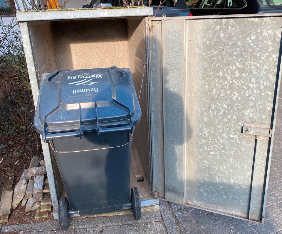 Geschenkt: Mülltonnen-Box aus Beton mit verzinkter Tür (2 Stück) in Butzbach