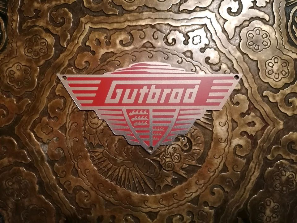 Gutbrod Lieferwagen Superior Traktor Emblem Metall in Selters